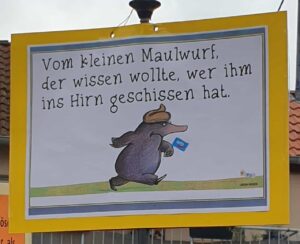 Abgewandelter Text auf einem Bild vom kleinen Maulwurf mit einem Kackhaufen auf dem Kopf und einer AFD-Fahne in der Hand: Wom kleinen Maulwurd, der wissen wollte, wer ihm ins Hirn geschissen hat.